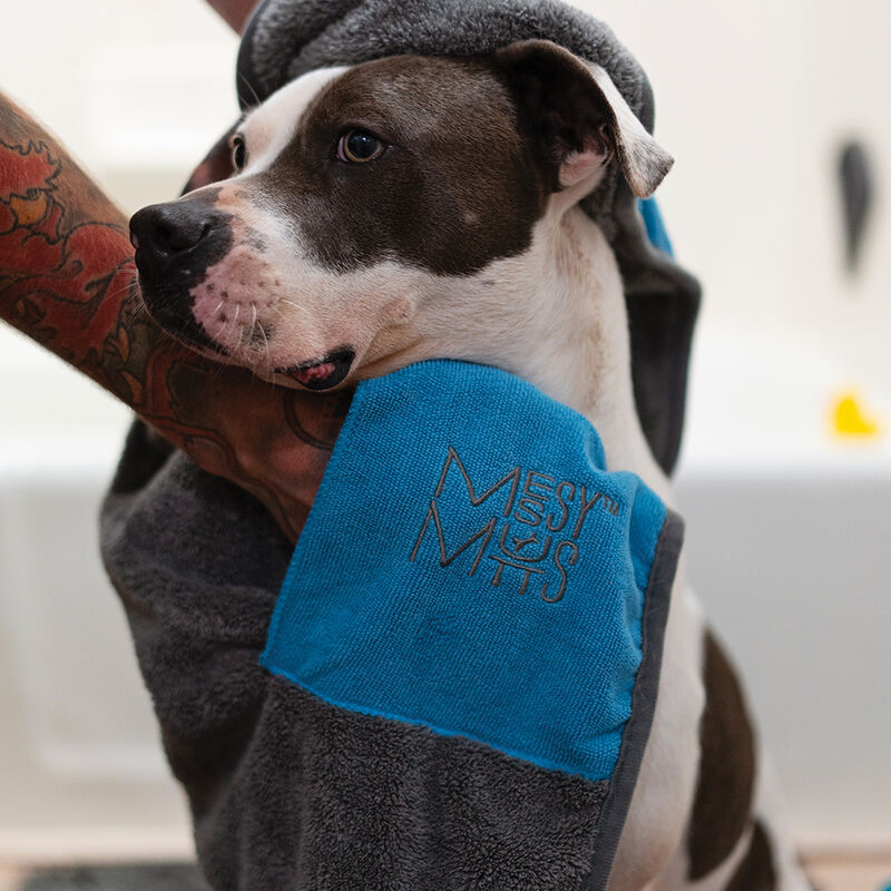 Messy Mutts, Microfiber Ultra Soft Towel w/ Hand Pockets - Medium image number null