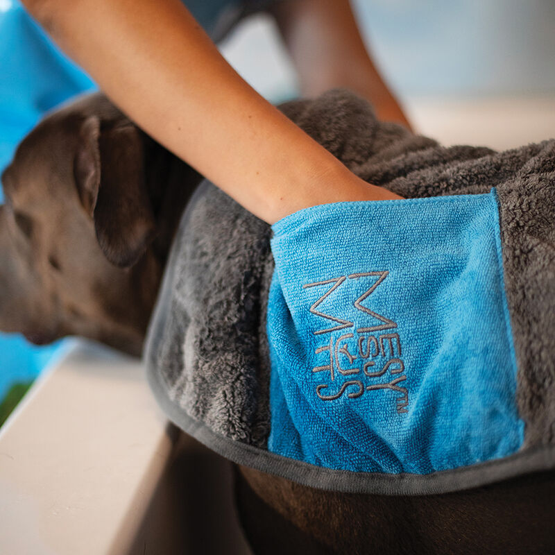 Messy Mutts, Microfiber Ultra Soft Towel w/ Hand Pockets - Medium image number null